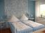 Schlafzimmer mit Doppelbett
