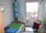 Schlafzimmer 2 mit Einzelbett und Zugang zum Balkon
